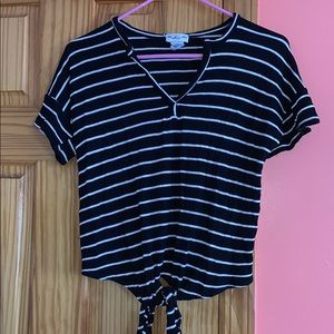 black&white striped-tee with a knotted bottom